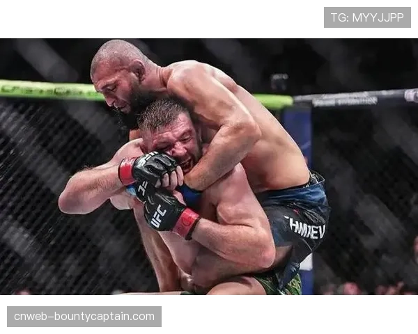 拳击与踢拳专家解析:霍兰德如何应对奇马耶夫的摔跤压制